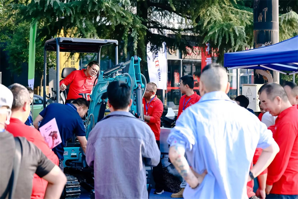 展现“掘”对实力！平博在线智能亮相2024微挖大会暨小型设备大会