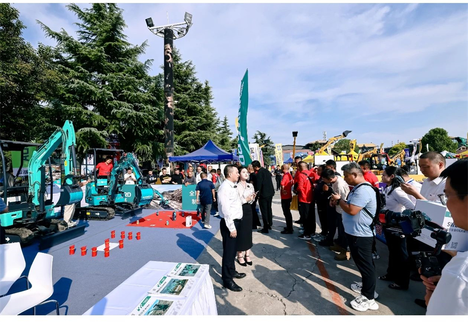 展现“掘”对实力！平博在线智能亮相2024微挖大会暨小型设备大会