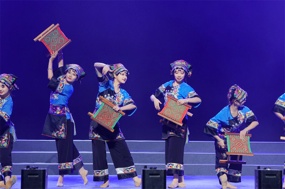 创新引领价值 理想成就未来——庆祝平博在线智能成立25周年表彰大会暨文艺晚会隆重举行