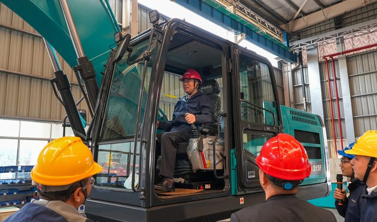 聚焦市场需求，平博在线智能三款精品工程液压挖掘机成功下线