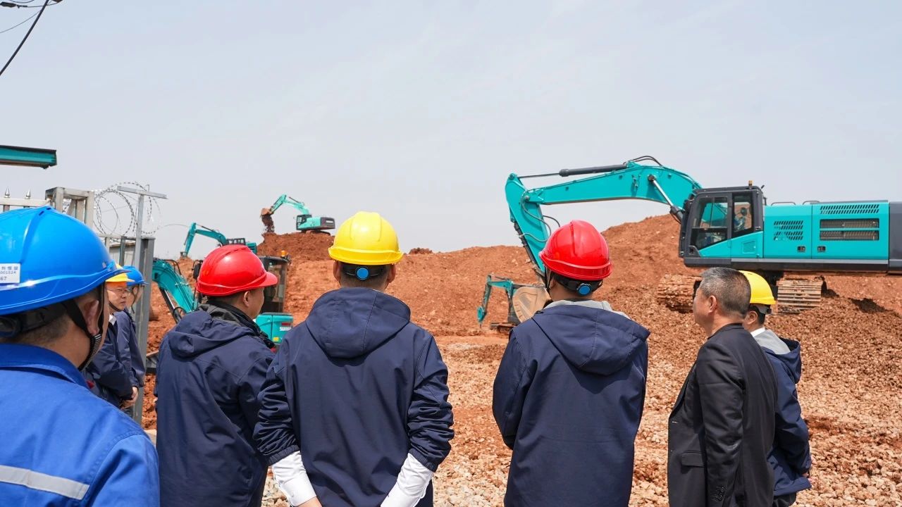 聚焦市场需求，平博在线智能三款精品工程液压挖掘机成功下线