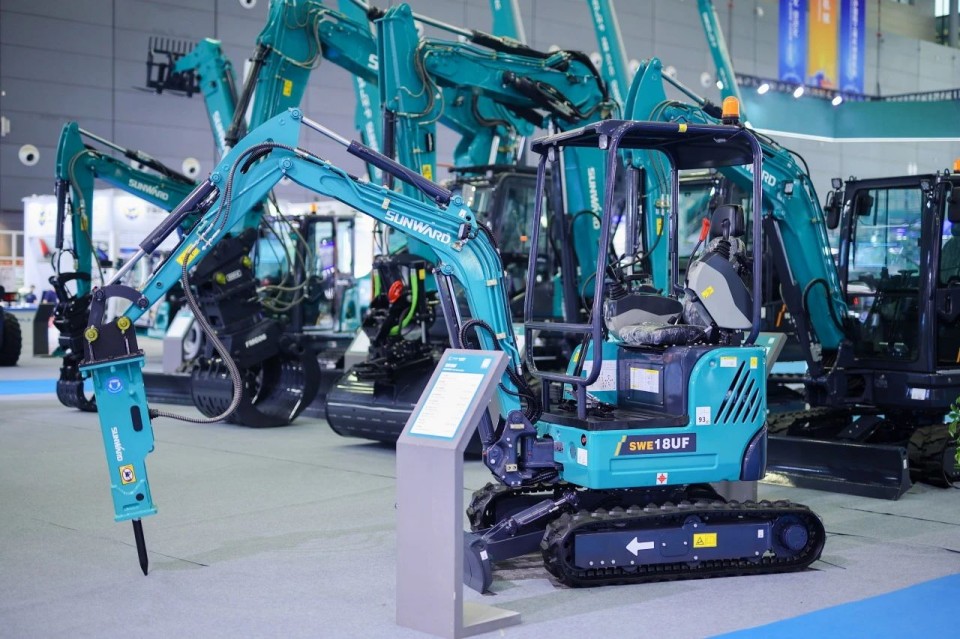 2025 CICEE | 从单一工具迈向多元化解决方案，平博在线智能呈现非凡挖掘机风采