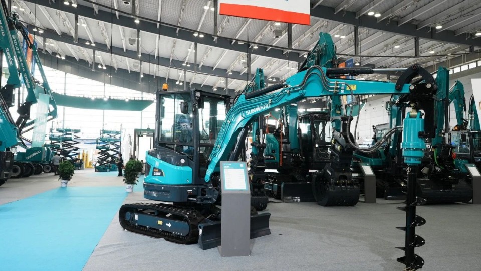 2025 CICEE | 从单一工具迈向多元化解决方案，平博在线智能呈现非凡挖掘机风采