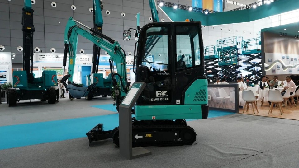 2025 CICEE | 从单一工具迈向多元化解决方案，平博在线智能呈现非凡挖掘机风采