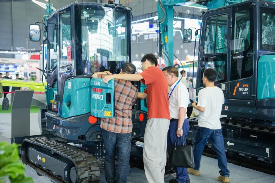 2025 CICEE | 从单一工具迈向多元化解决方案，平博在线智能呈现非凡挖掘机风采