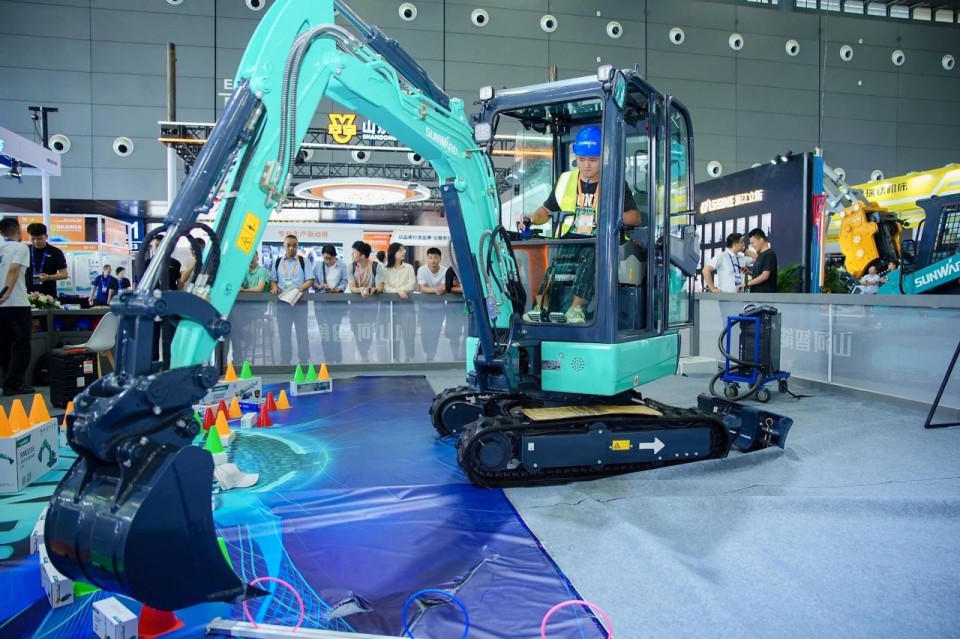 2025 CICEE | 从单一工具迈向多元化解决方案，平博在线智能呈现非凡挖掘机风采