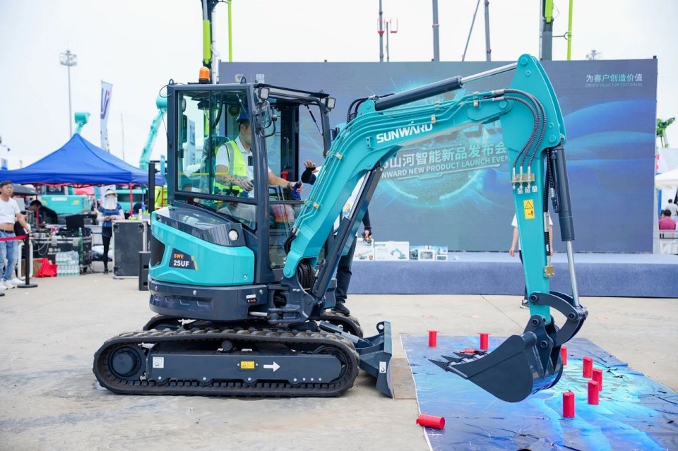 2025 CICEE | 从单一工具迈向多元化解决方案，平博在线智能呈现非凡挖掘机风采