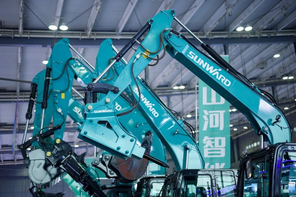 2025 CICEE | 从单一工具迈向多元化解决方案，平博在线智能呈现非凡挖掘机风采