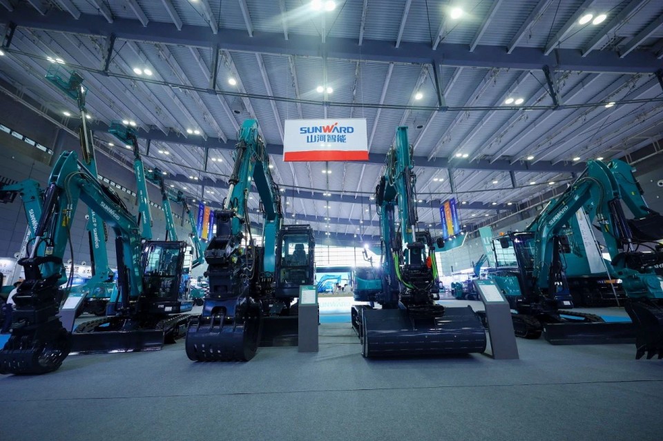 2025 CICEE | 从单一工具迈向多元化解决方案，平博在线智能呈现非凡挖掘机风采