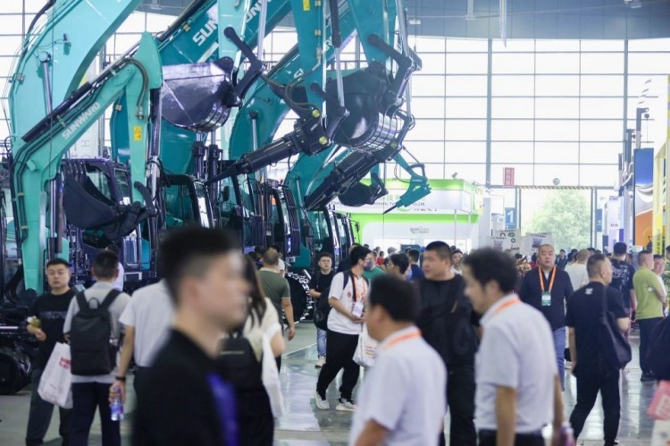 2025 CICEE | 打造极致精品化，平博在线智能挖掘机“圈粉”长沙展