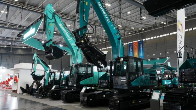 2025 CICEE | 打造极致精品化，平博在线智能挖掘机“圈粉”长沙展