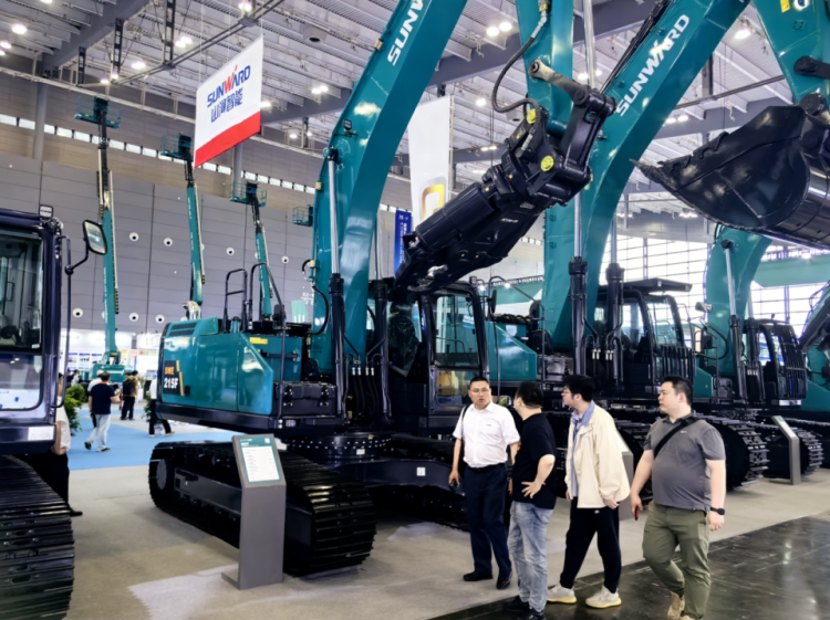 2025 CICEE | 打造极致精品化，平博在线智能挖掘机“圈粉”长沙展