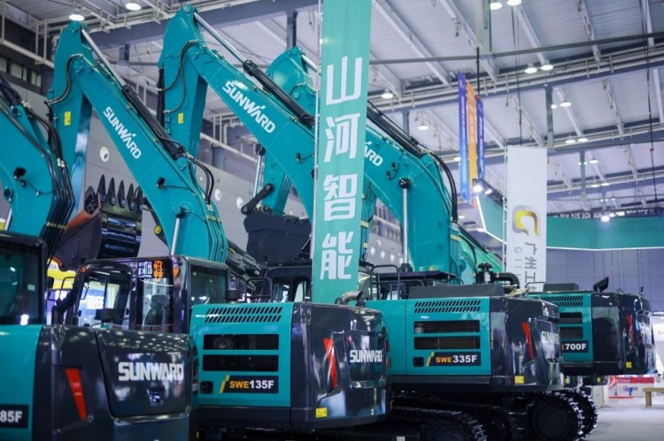 2025 CICEE | 打造极致精品化，平博在线智能挖掘机“圈粉”长沙展