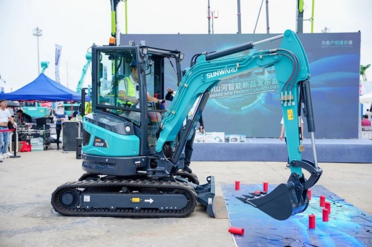 2025 CICEE | 打造极致精品化，平博在线智能挖掘机“圈粉”长沙展