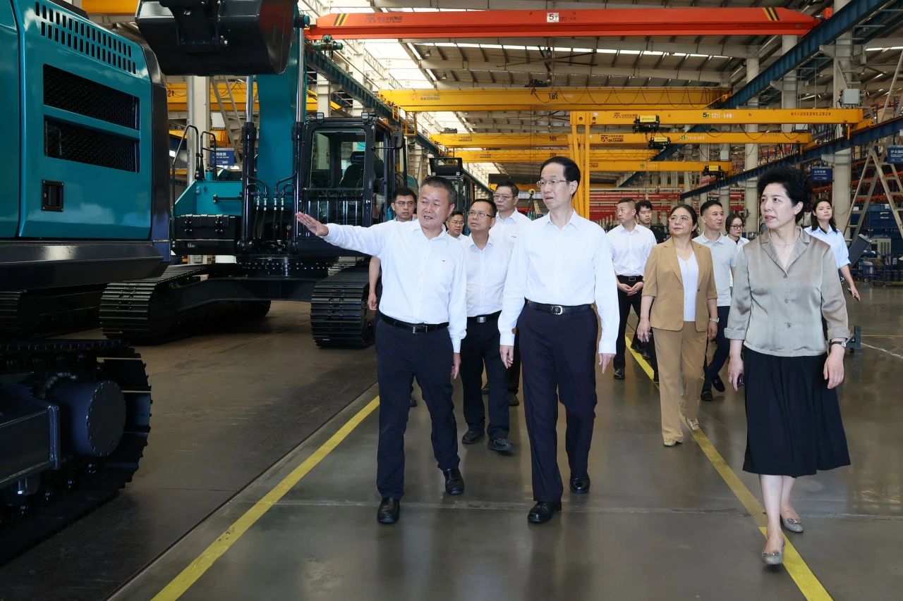 吉林省人大常委会党组书记、副主任高广滨调研平博在线智能