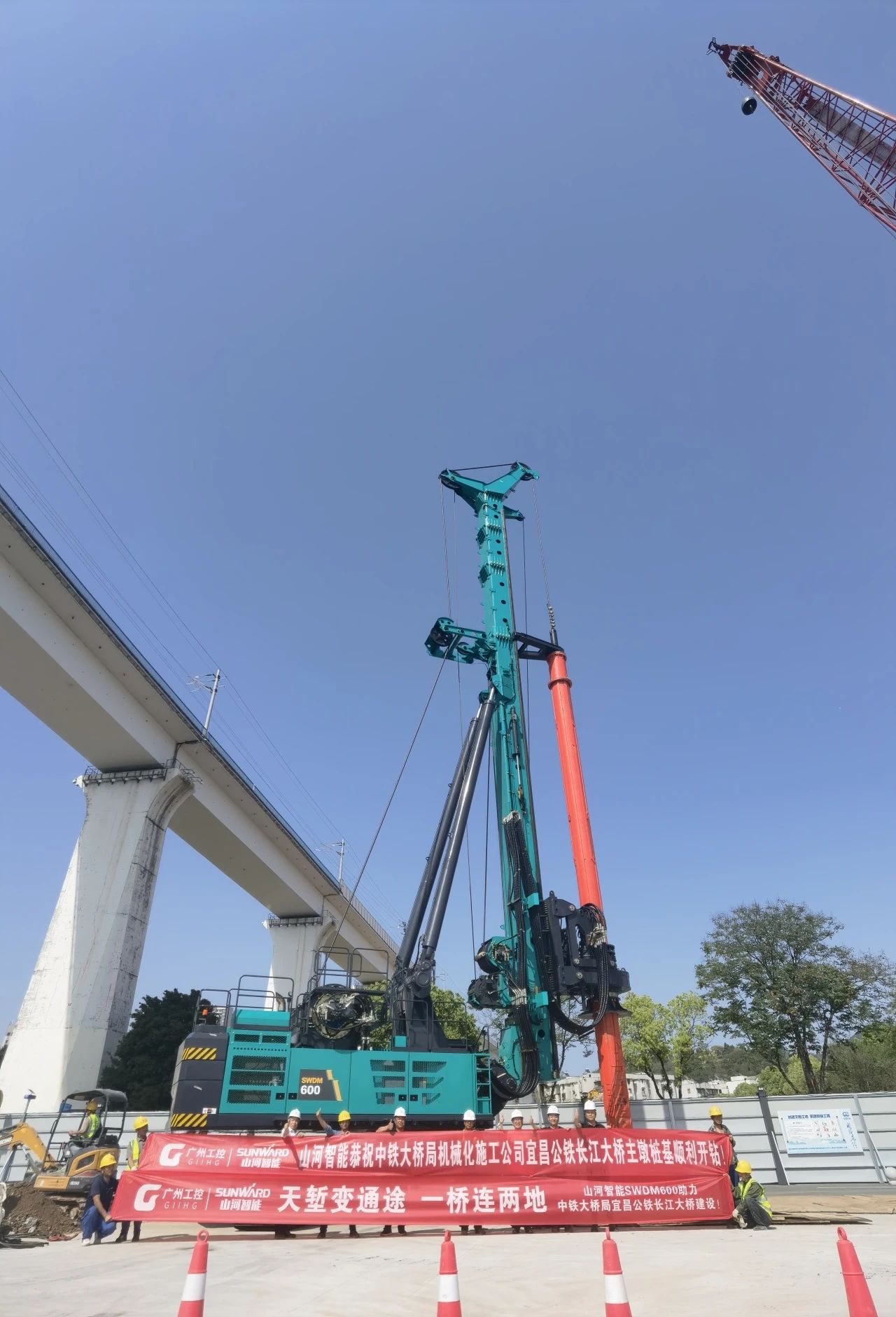 再战“世界级工程”!平博在线智能旋挖钻机助力宜昌长江公铁大桥建设