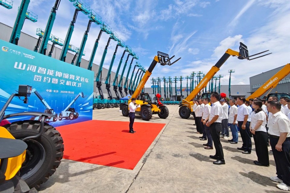 平博在线智能伸缩臂叉装车批量交付，即将奔赴新一线