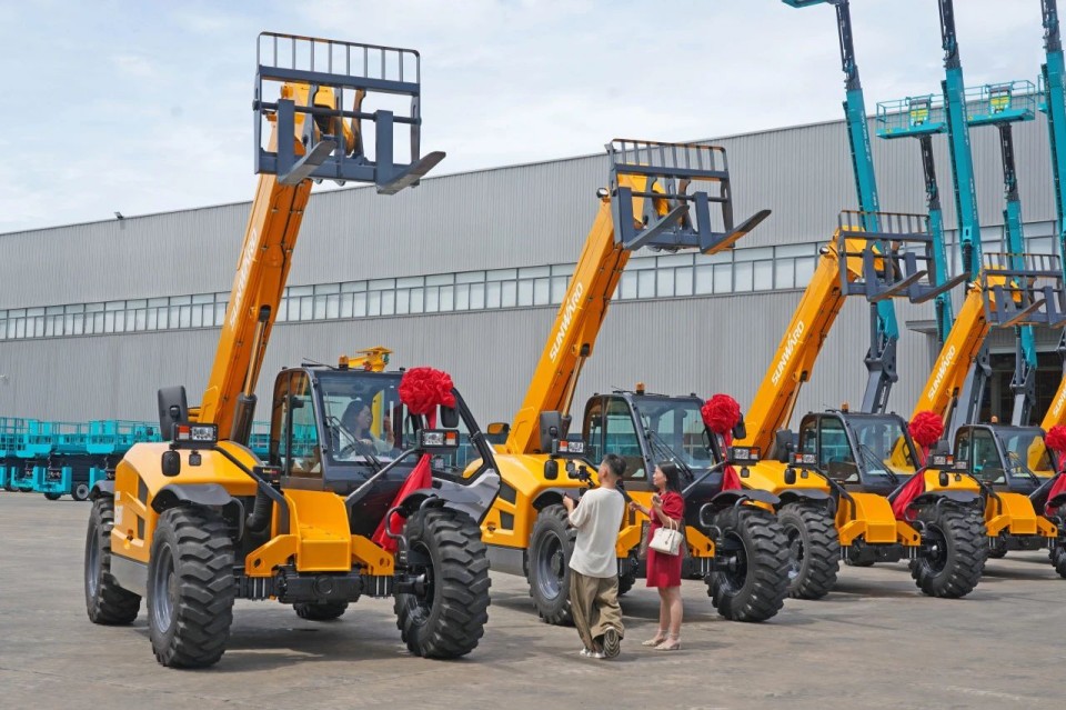 平博在线智能伸缩臂叉装车批量交付，即将奔赴新一线