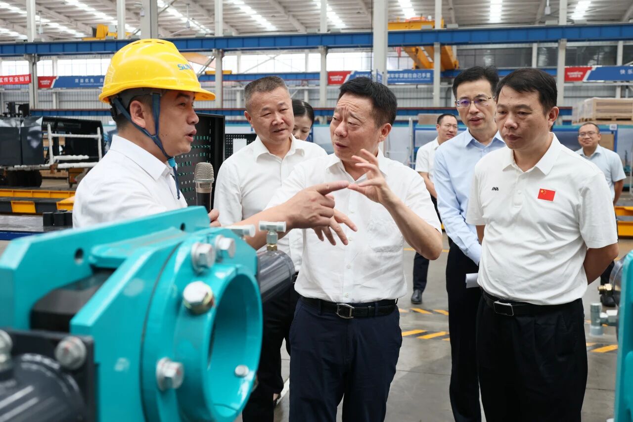 湖南省政协副主席、省工程机械产业链链长何寄华调研平博在线智能