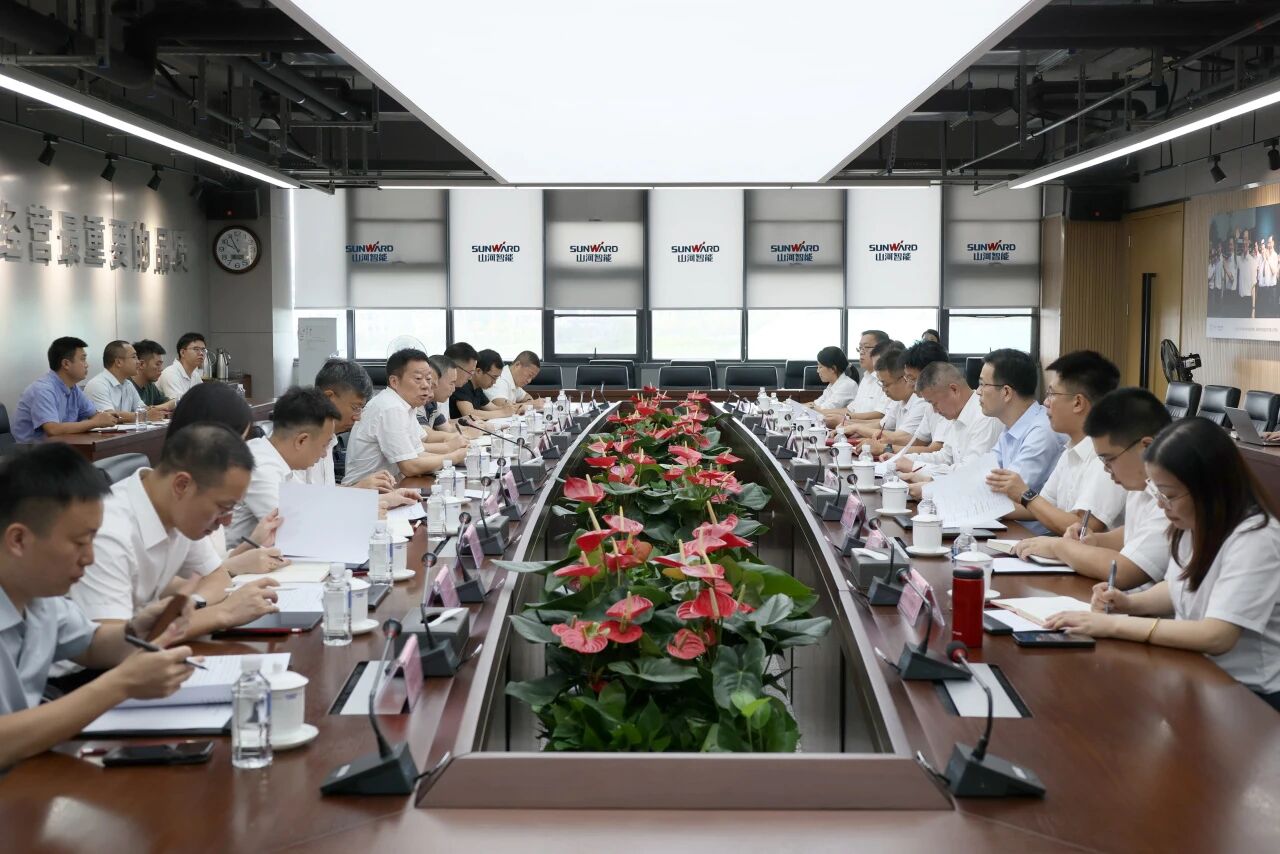 湖南省政协副主席、省工程机械产业链链长何寄华调研平博在线智能